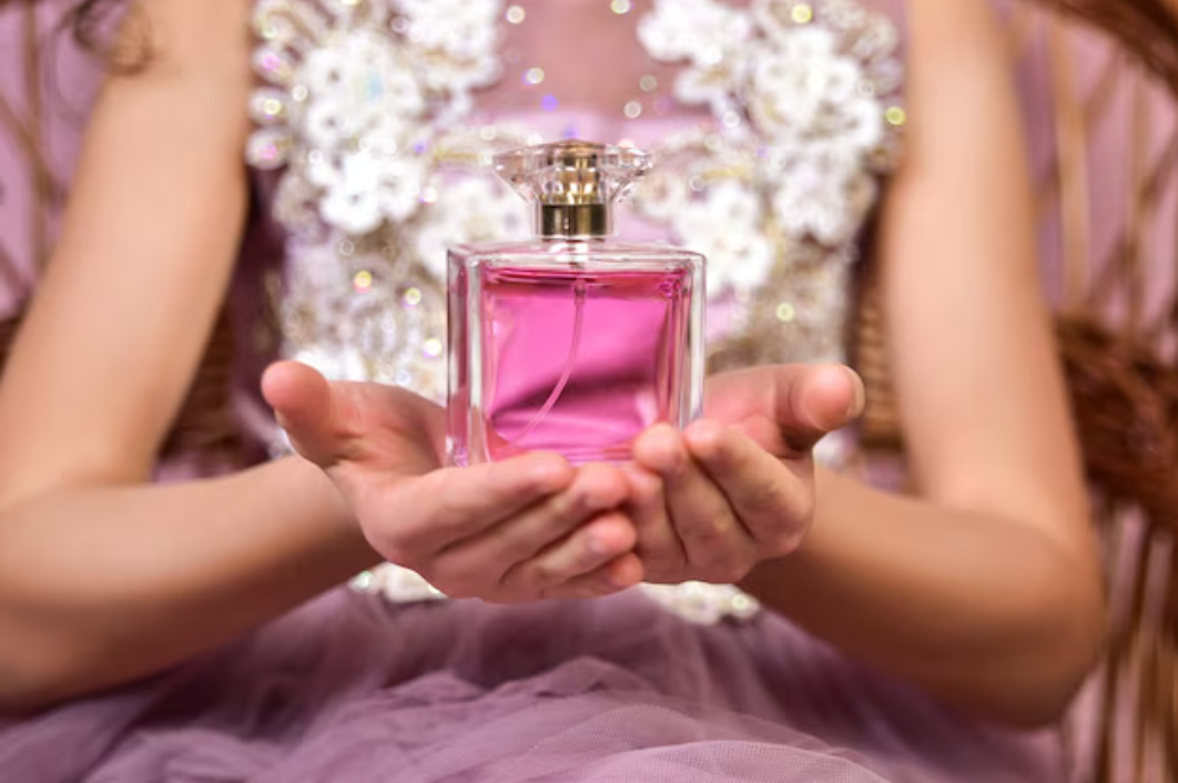 أشهر 7 عطور نسائية فخمة تدوم طويلاً بروائح فريدة