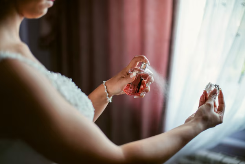 طريقة رش العطر على الملابس بشكل صحيح و6 أسرار لثباته